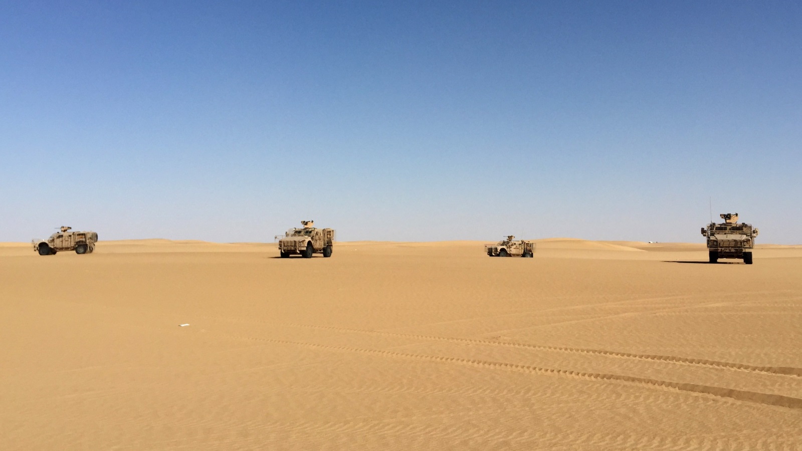 مركبات إماراتية مدرعة في اليمن (رويترز)