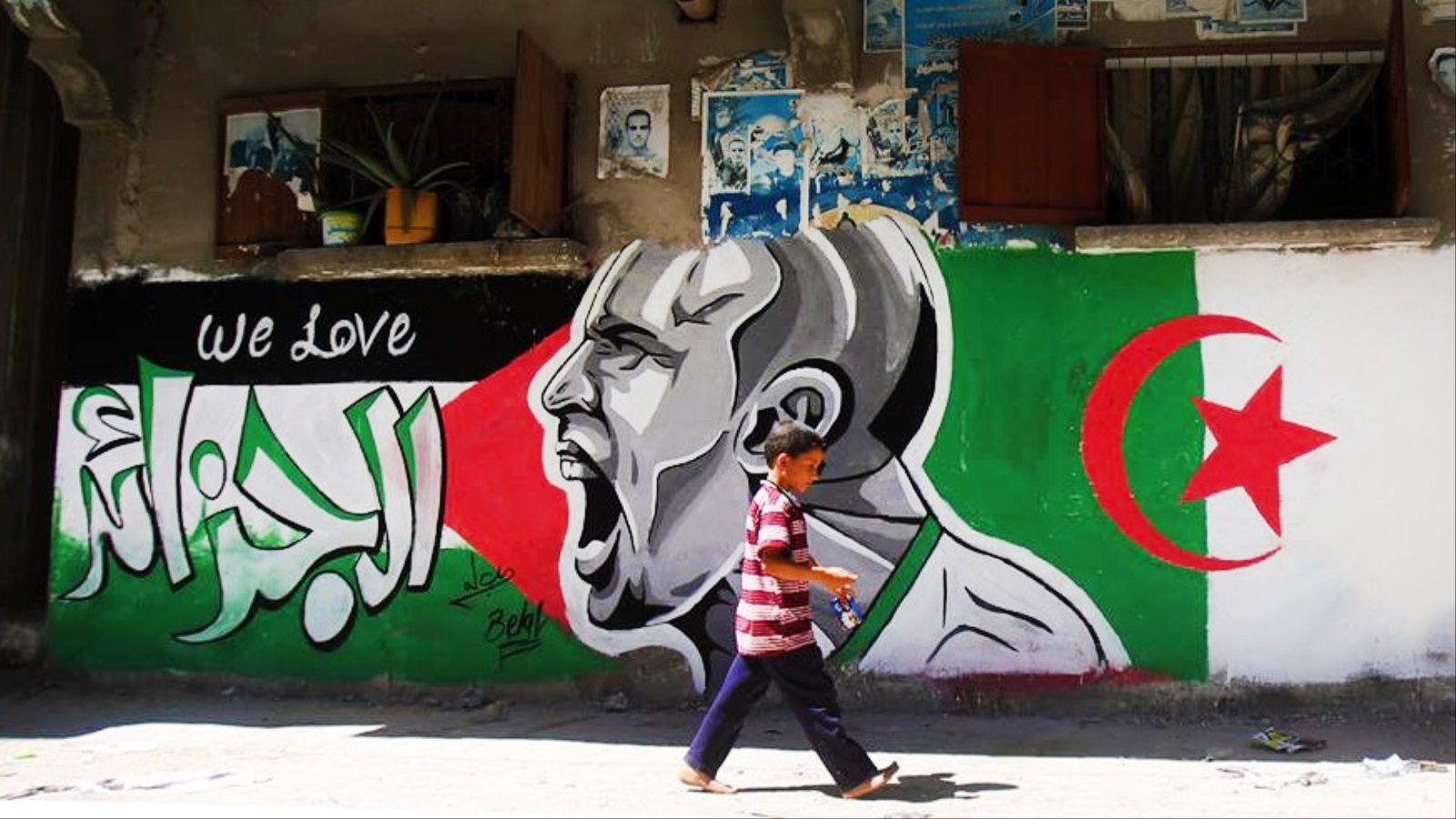 بلال التلاوي لوحة نحن نحب الجزائر دعما للمنتخب الجزائري بكأس العالم (الجزيرة)