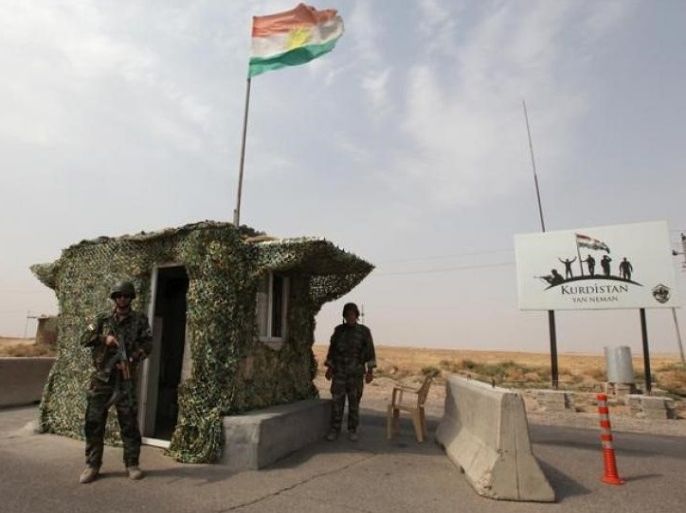 قوات البشمركة تحرس نقطة تفتيش شمال العراق.