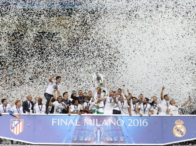 Soccer Football - Atletico Madrid v Real Madrid - UEFA Champions League Final - San Siro Stadium, Milan, Italy - 28/5/16Real Madrid's Sergio Ramos lifts the trophy as they celebrate winning the UEFA Champions LeagueAction Images via Reuters / Carl RecineLivepicEDITORIAL USE ONLY.
