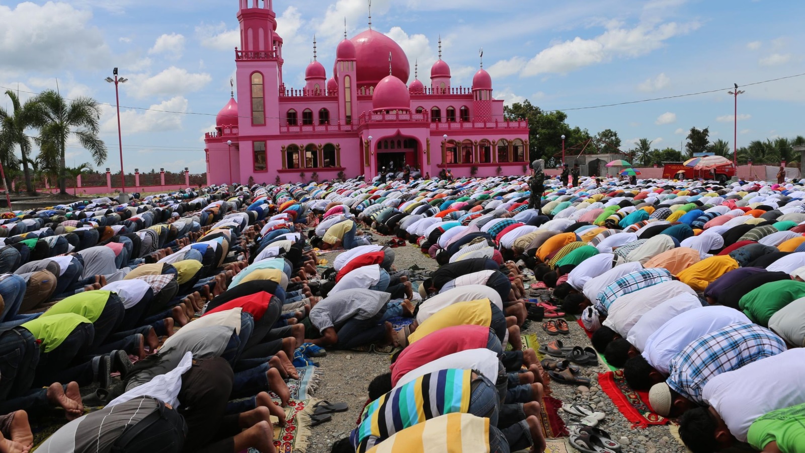 صلاة العيد في أحد المساجد في ميندناو (غيتي)