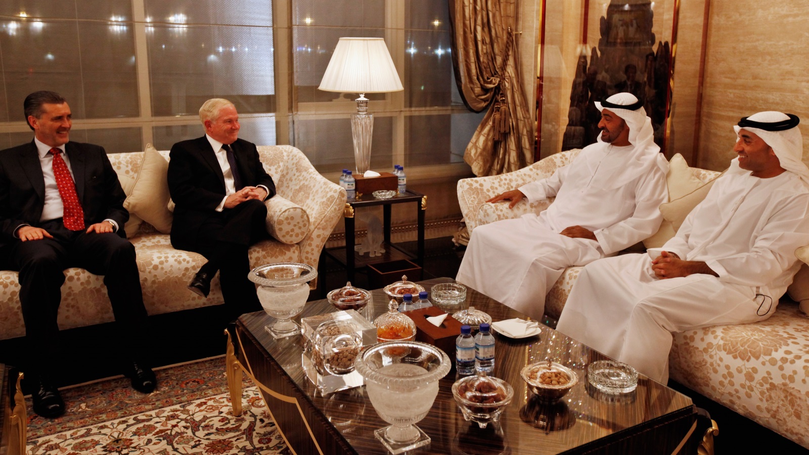 محمد بن زايد يجتمع بوزير الدفاع الأسبق روبرت غيتس وسفير الإمارات لدى الولايات المتحدة والسفير الأمريكي لدى الإمارات  (غيتي)