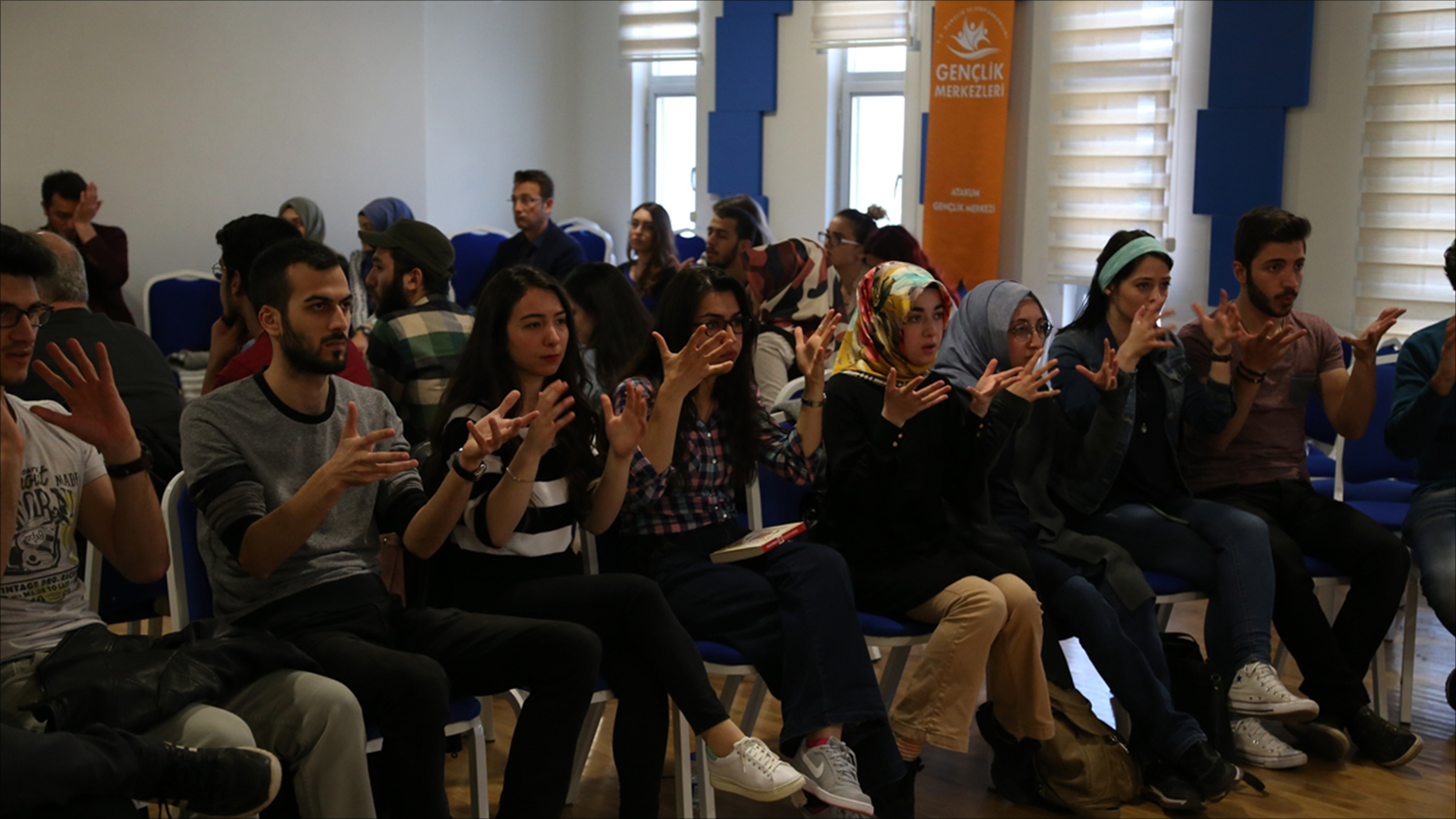 500 شخص أتموا دورة تعلم لغة الإشارة ومئات غيرهم يواصلون التعلم (الأناضول)