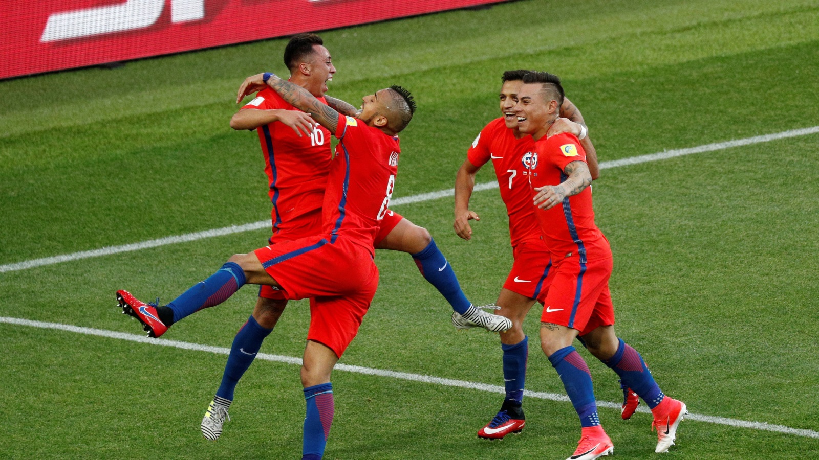 لاعبو تشيلي يحتفلون بهدف التعادل (رويترز)