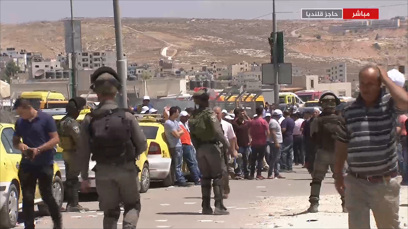‪رغم حواجز الاحتلال، آلاف الفلسطينيين توجهوا من الضفة إلى القدس لأداء صلاة الجمعة في الأقصى‬ (الجزيرة)