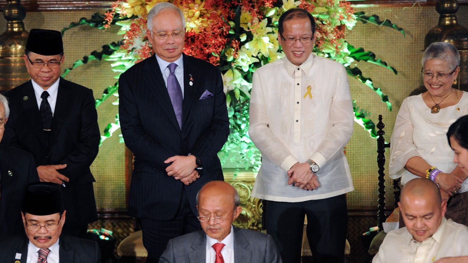 لحظة توقيع اتفاق السلام بين جبهة تحرير مورو الإسلامية والحكومة الفلبينية (أسوشيتد برس)