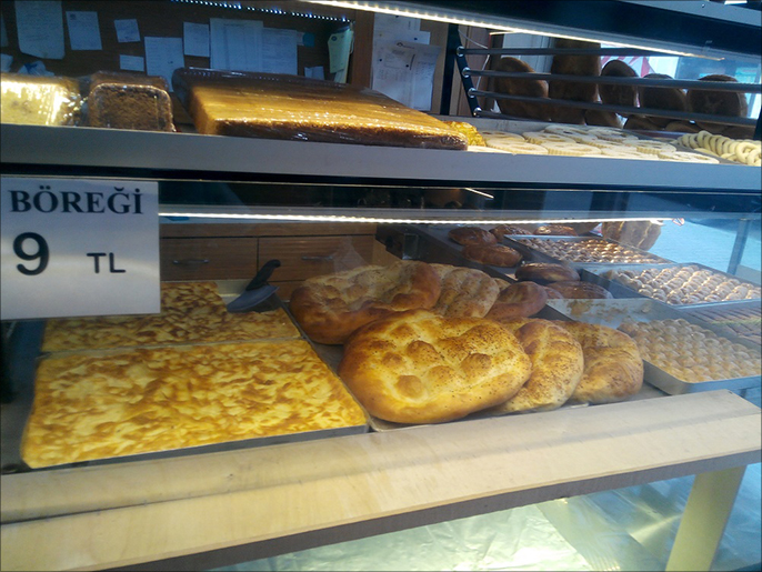 خبز البيدا أهم معروضات المخابز في رمضان (الجزيرة)