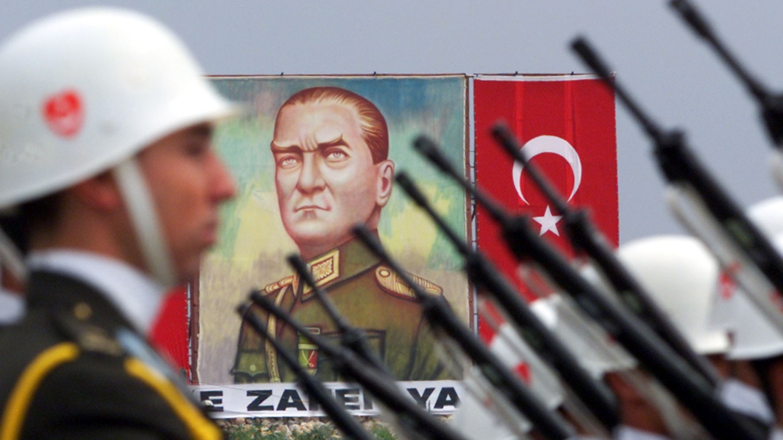 سابقاً؛ اختُزلت مهام تركيا خارجيًا في تحقيق الاندماج الكامل مع المعسكر الغربي، وفي شعار مؤسس الجمهورية أتاتورك 
