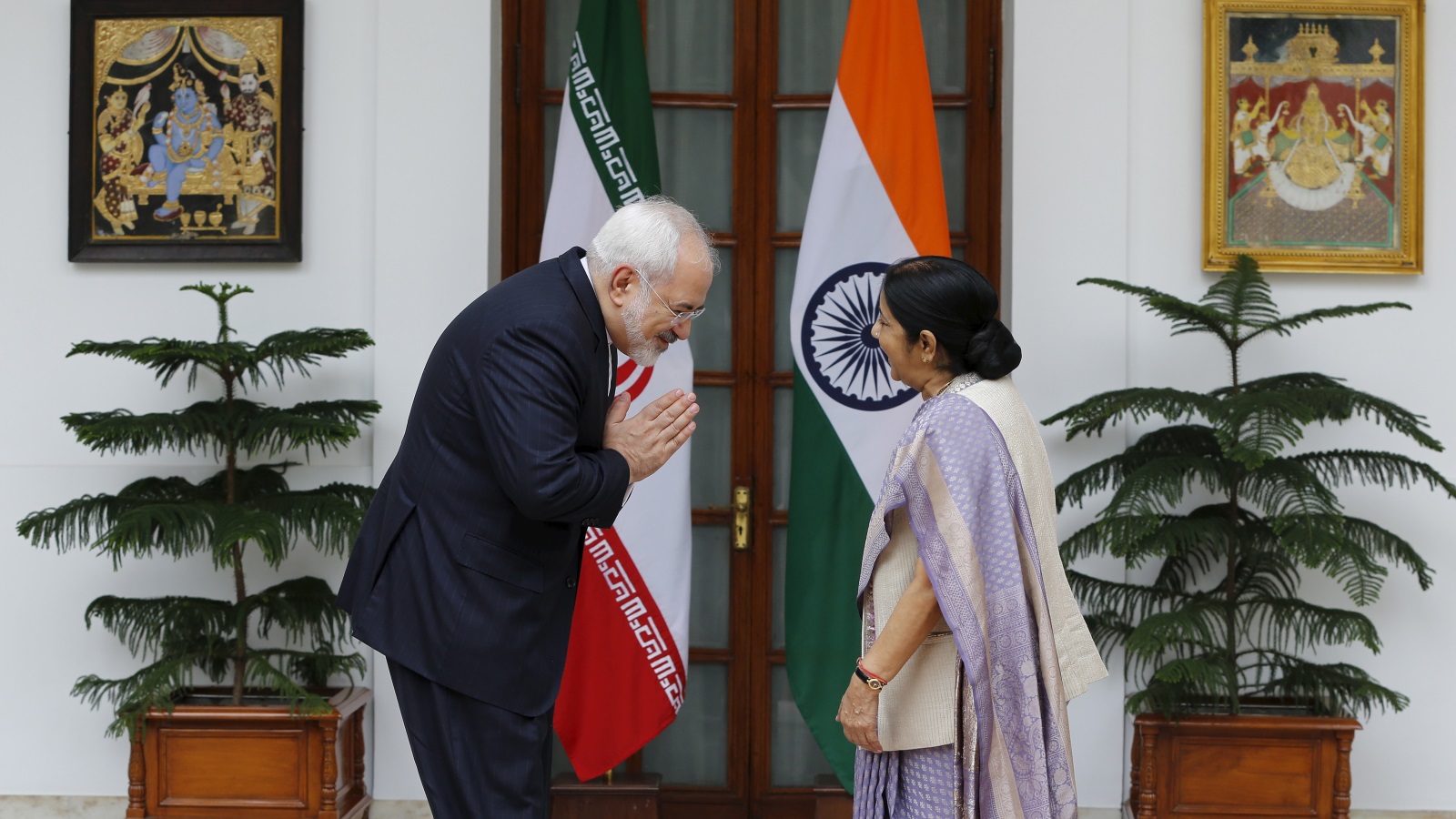 وزيرة الخارجية الهندية سوشما سواراج ونظيرها الإيراني جواد ظريف قبيل اجتماعهما، وقد كانت إيران منفتحة على الشركات الهندية الخاصة التي تستثمر في تطوير ميناء تشابهار 2015 (رويترز)