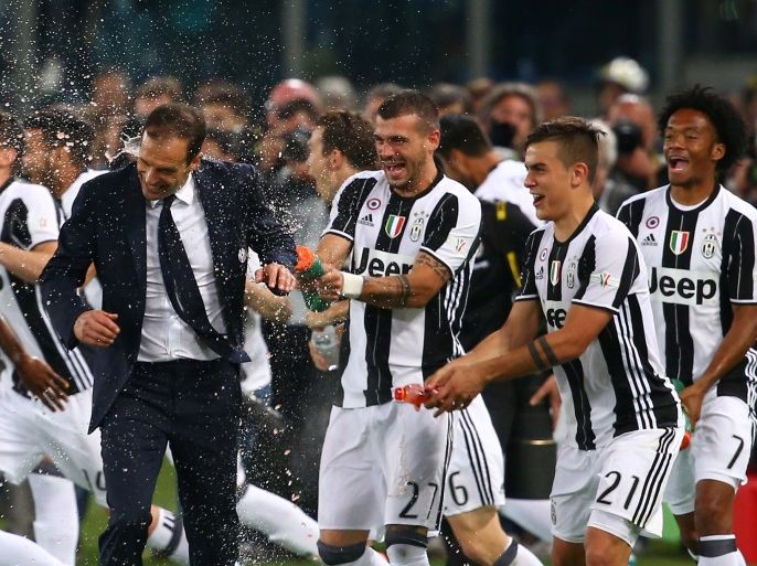 Football Soccer - Lazio v Juventus - Italian Cup Final - Olympic Stadium, Rome, Italy - 17/5/17Juventus coach Massimiliano Allegri and players celebrate winning the Italian Cup FinalReuters / Alessandro Bianchi