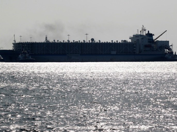 سفينة ترسو في ميناء حمد بالدوحة (رويترز) 