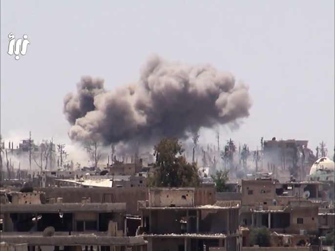 طائرات روسية وسورية تقصف مناطق المعارضة بدرعا