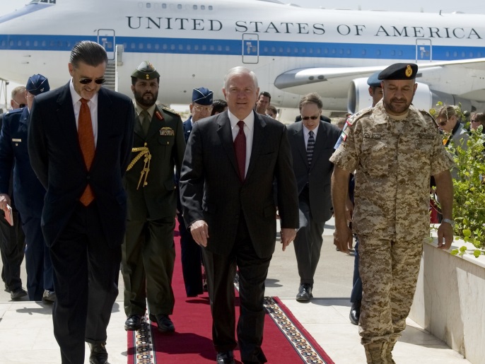  روبرت غيتس وزير الدفاع الأميركي الأسبق فور وصوله لقاعدة الظفرة الأميركية في الإمارات (رويترز)