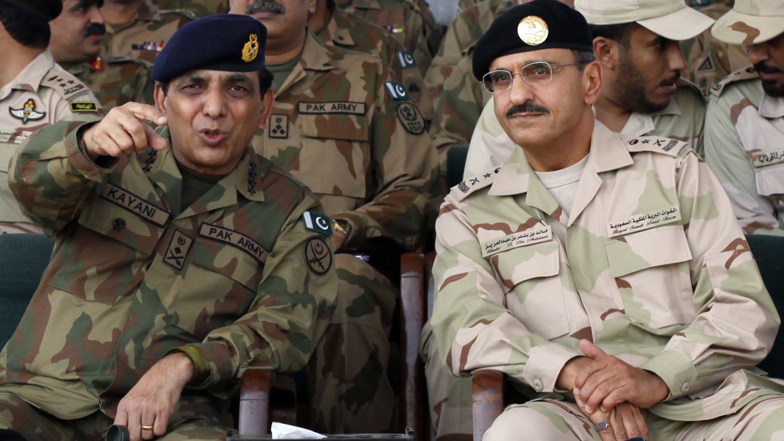 قائد القوات البرية الملكية السعودية الفريق خالد بن بندر بن عبدالعزيز وقائد الجيش الباكستاني الجنرال أشفق بارفيز كياني أثناء مشاركة قوات بلديهما تدريبات عسكرية تدعى 