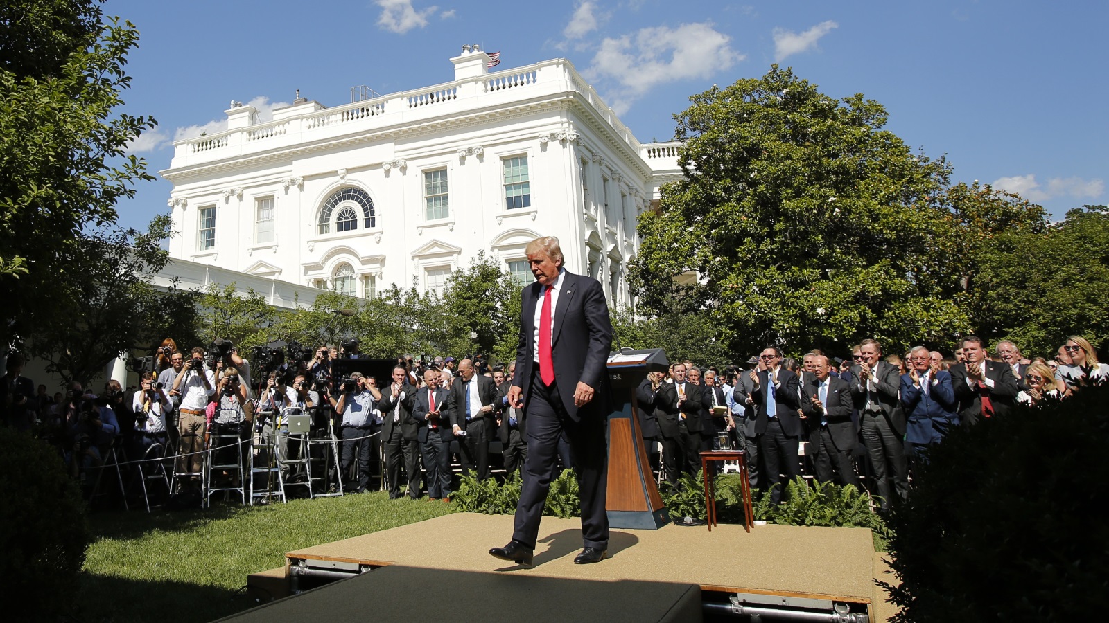 ترمب بعد إعلانه الانسحاب من اتفاقية باريس في مؤتمر صحفي من حديقة البيت الأبيض (رويترز)
