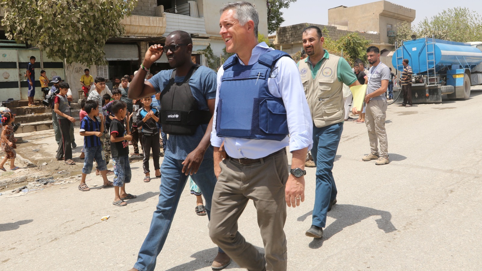 سفير الاتحاد الأوروبي لدى العراق باتريك سايمونت خلال جولته في الموصل قبل يومين(رويترز)