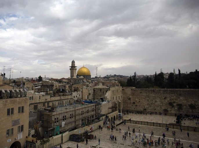 A view of the Western Wall (R), Judaism's holiest prayer site, and the Dome of the Rock on the compound known to Muslims as Noble Sanctuary and to Jews as Temple Mount, is seen in this general view in Jerusalem's Old City October 19, 2014. Clashes have flared repeatedly in the past few weeks as increasing numbers of Jews have visited the sacred area during the Jewish holidays, angering Palestinians who see this as part of an Israeli agenda to alter a long-preserved status quo. REUTERS/Ronen Zvulun (JERUSALEM - Tags: RELIGION CIVIL UNREST