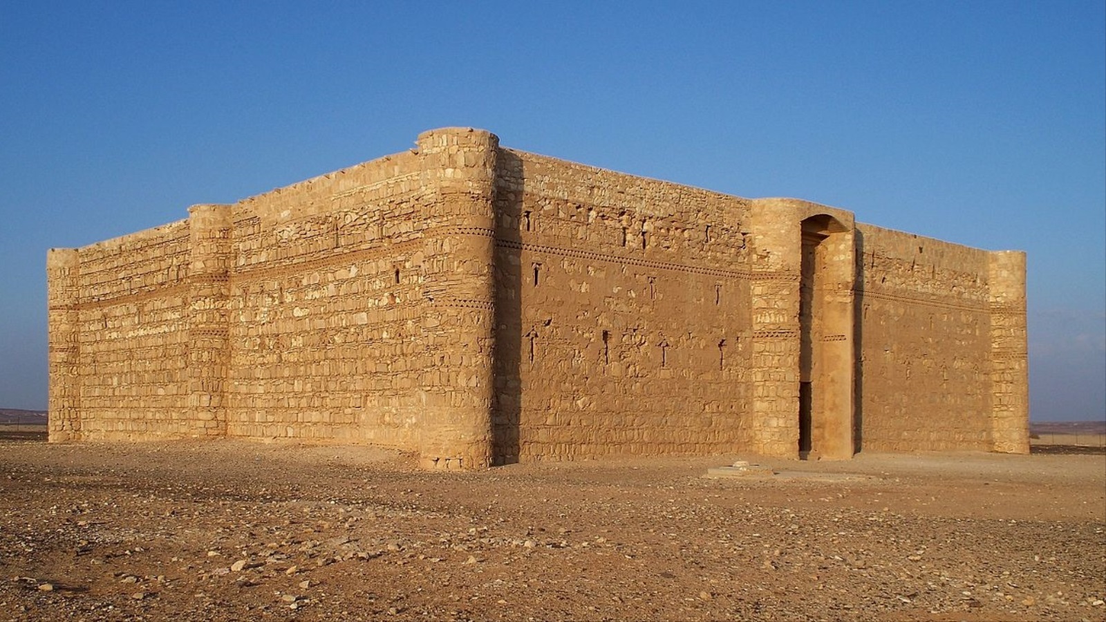 قصر الحرانة، قصر أموي يقع في الصحراء الأردنية (مواقع التواصل)