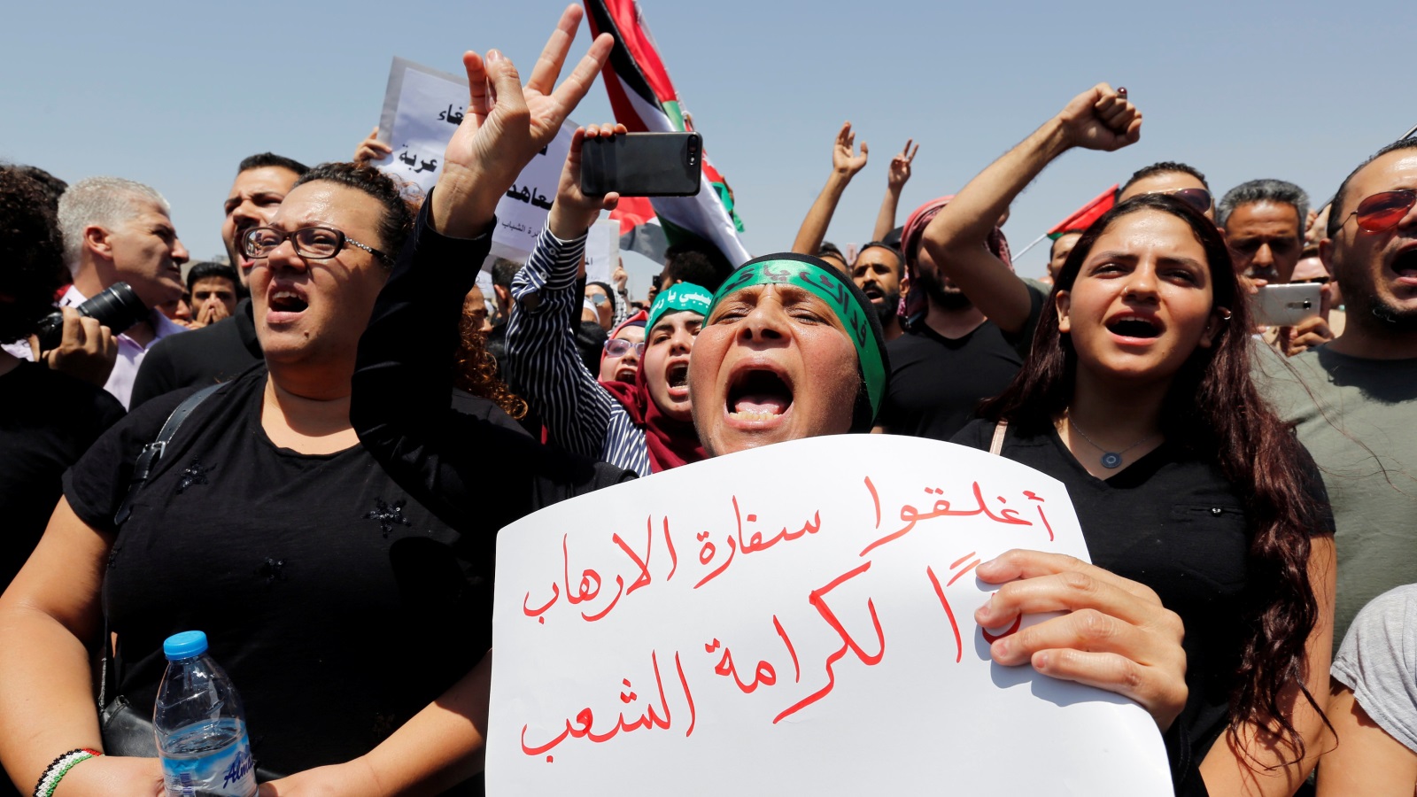 الأردن يشهد مظاهرات تطالب بقطع العلاقات مع إسرائيل (رويترز)