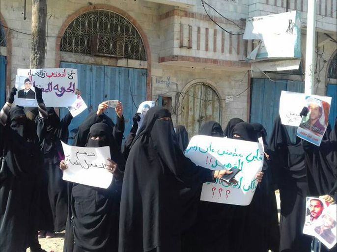 صورة من وقفة احتجاجية سابقة لأمهات المخفيين قسريا في عدن تطالب بإطلاق سراح المعتقلين
