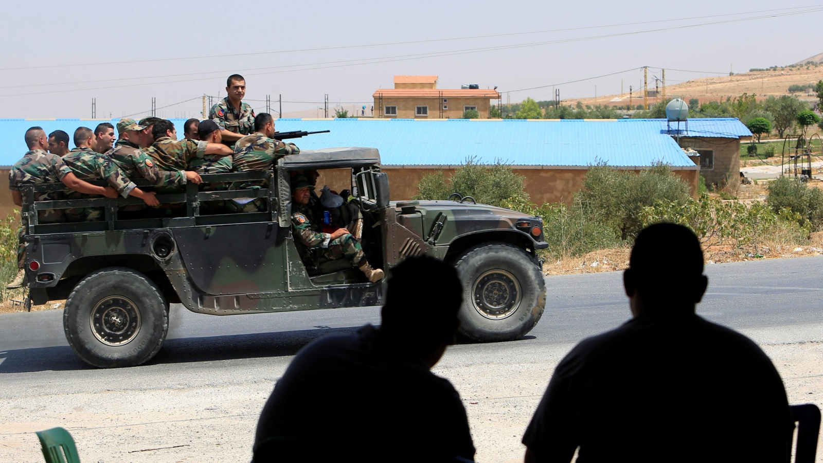 ‪جنود لبنانيون يتوجهون إلى بلدة عرسال‬ (رويترز)