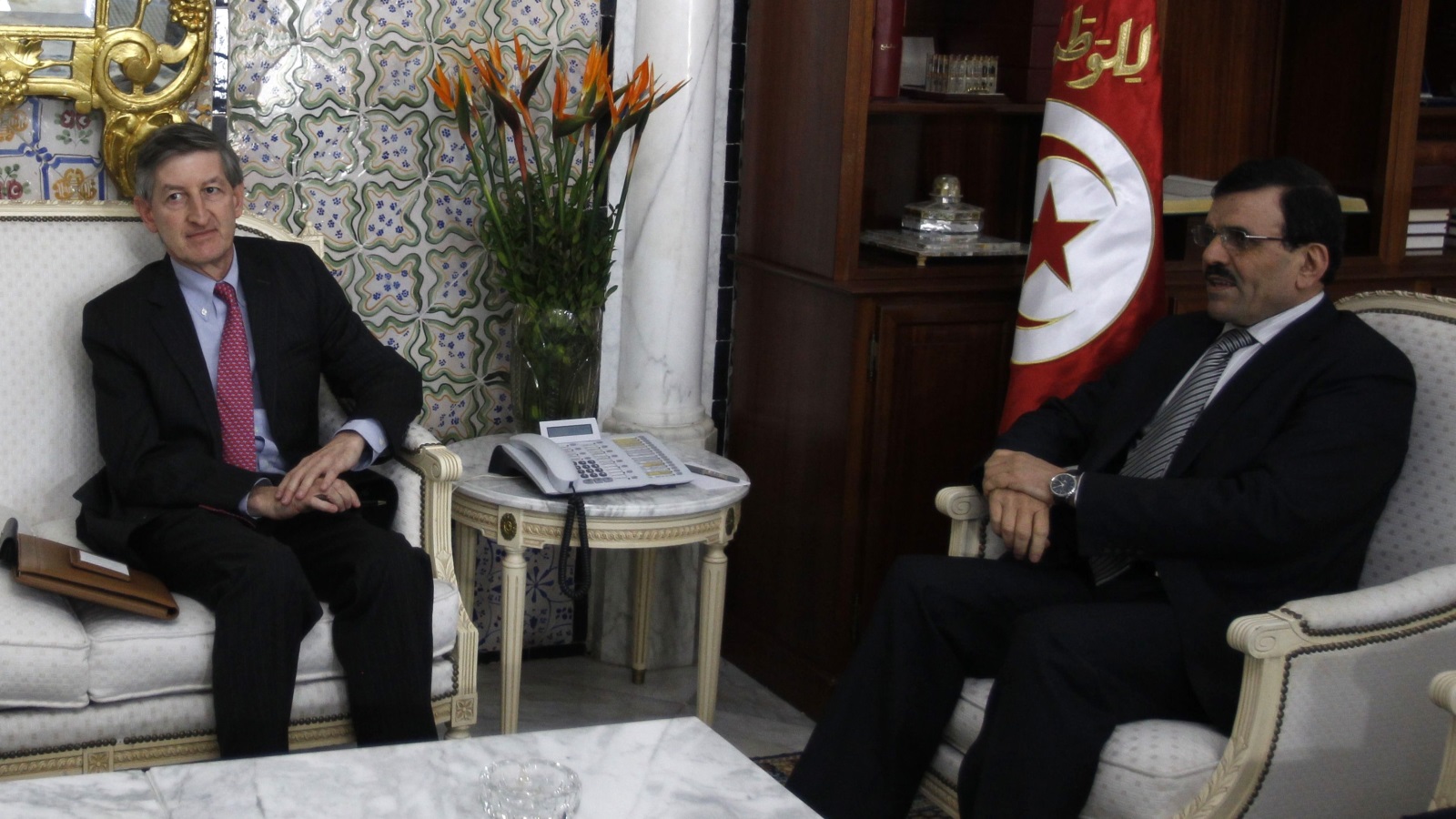 علي العريض رئيس الوزراء التونسي السابق يجتمع بالسفير الأميركي -السابق- في تونس جاكوب واليس (رويترز)