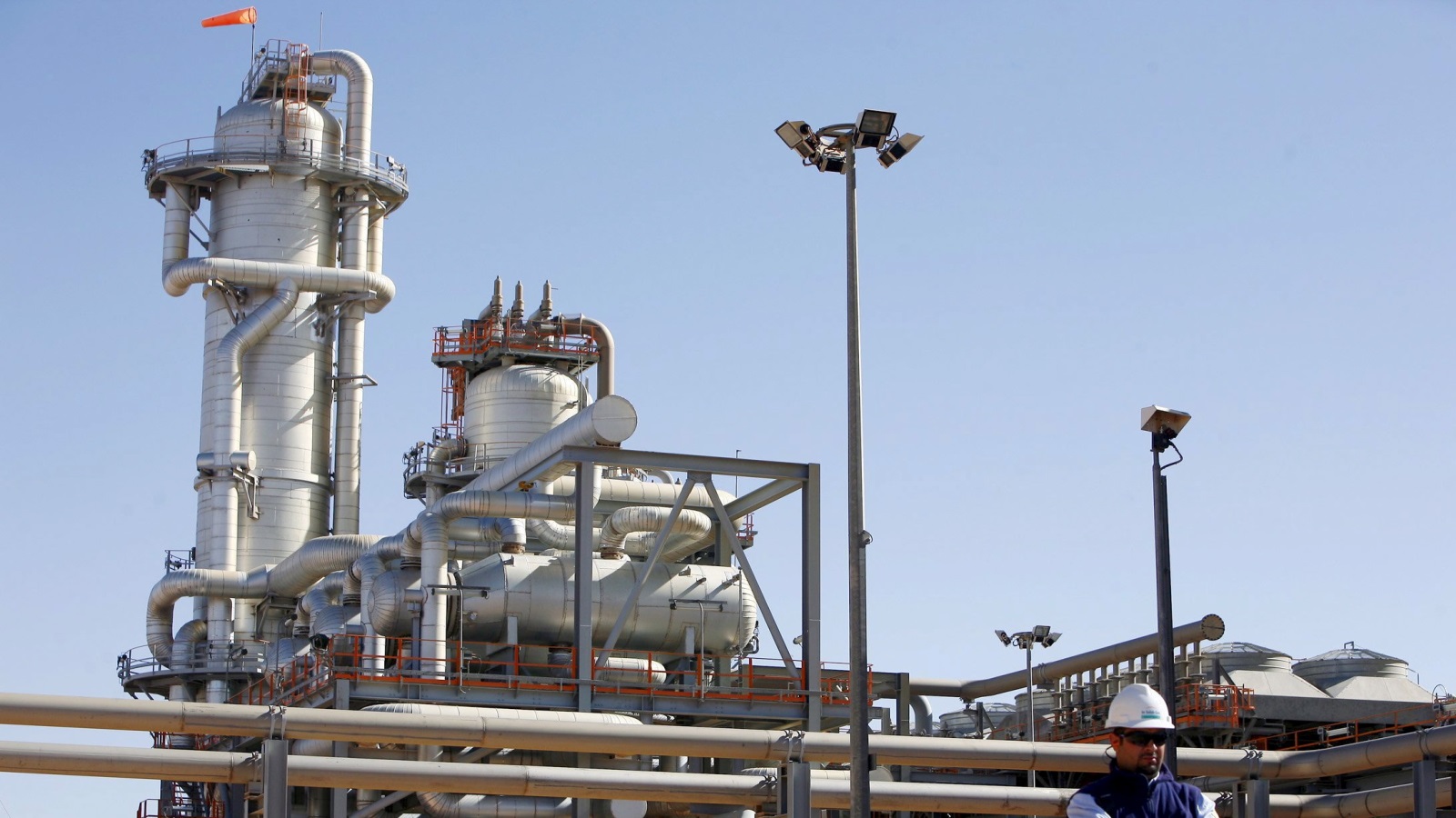 صناعة النفط والغاز تدر أموالا طائلة على الاقتصاد الجزائري (رويترز)
