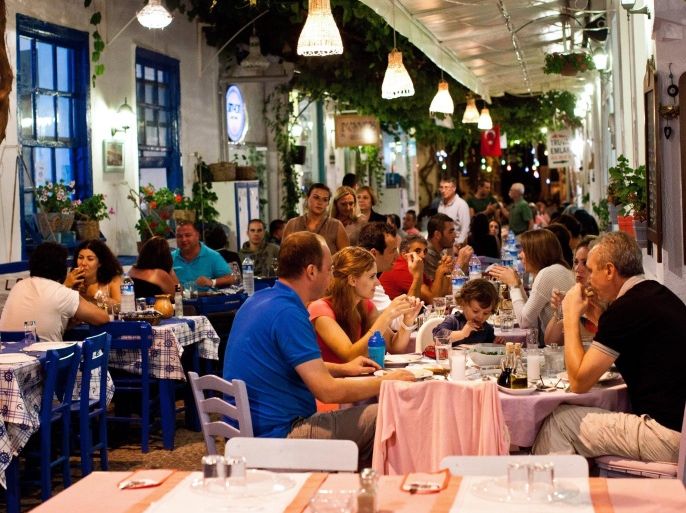 مطاعم في منطقة تقسيم الشهيرة في إسطنبول توقفت عن تقديم المشروبات الكحولية ليلا بعد قرار الحكومة - غيتي