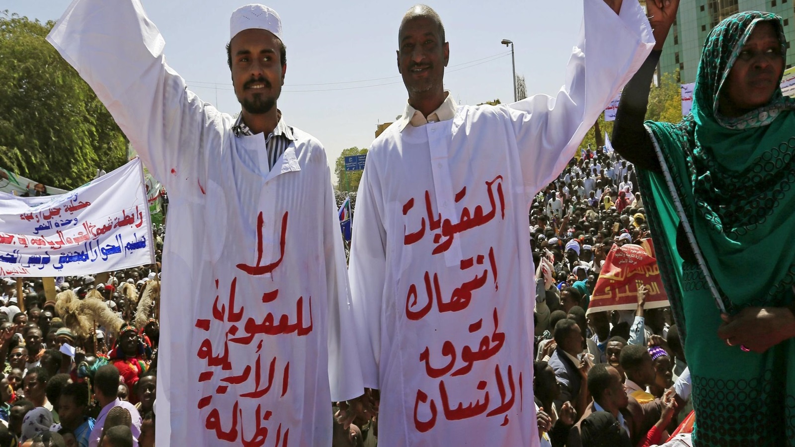 ‪خلافات السياسيين السودانيين تخالف التطلعات الشعبية المطالبة برفع العقوبات الأميركية عن بلادهم‬ (رويترز)