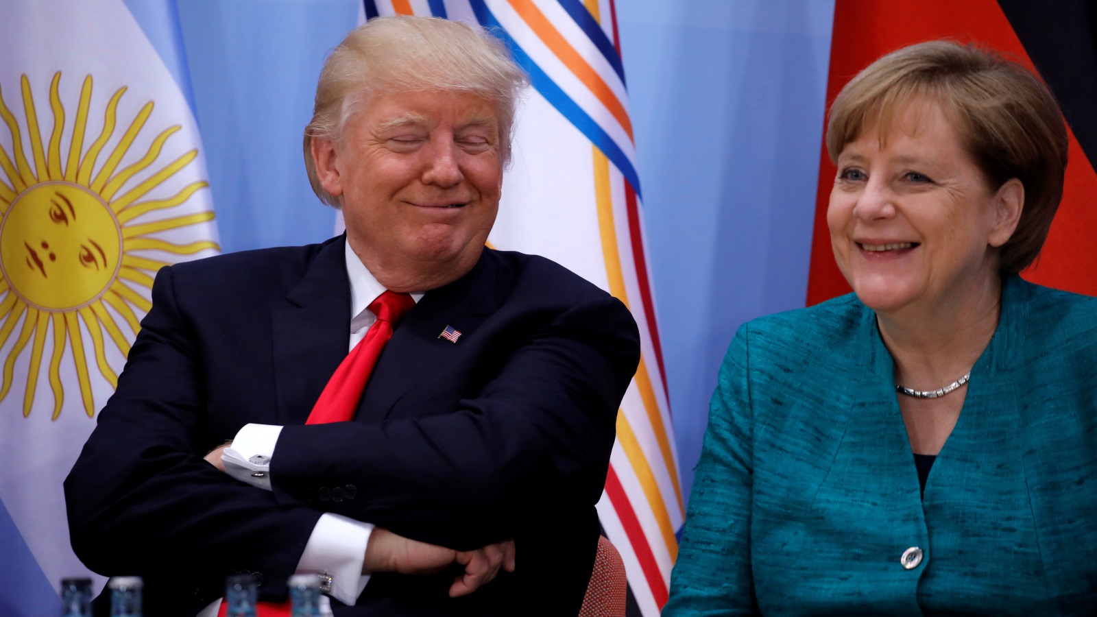 يثق 11% فقط من الألمان في قيام الرئيس -الأميركي- بالإجراءات الصحيحة فيما يتعلق بالشؤون العالمية. ولذلك ليس من المستغرب أن ميركل كانت تحدد بشكل استباقي نوع العلاقة التي تود بلدها أن تقيمها مع الولايات المتحدة. إذ أرسلت مذكرة تهنئة لترمب تحث فيها على التعاون القائم على القيم المشتركة (رويترز)