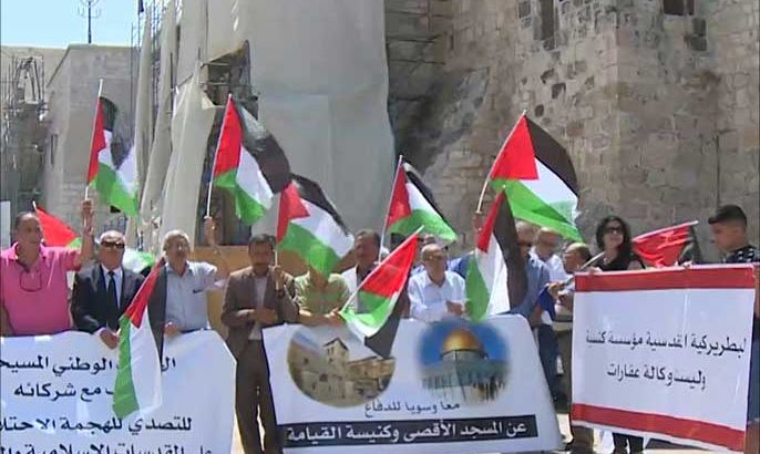 آلاف الفلسطينيين يحتشدون خارج الأقصى رغم تصعيد الاحتلال