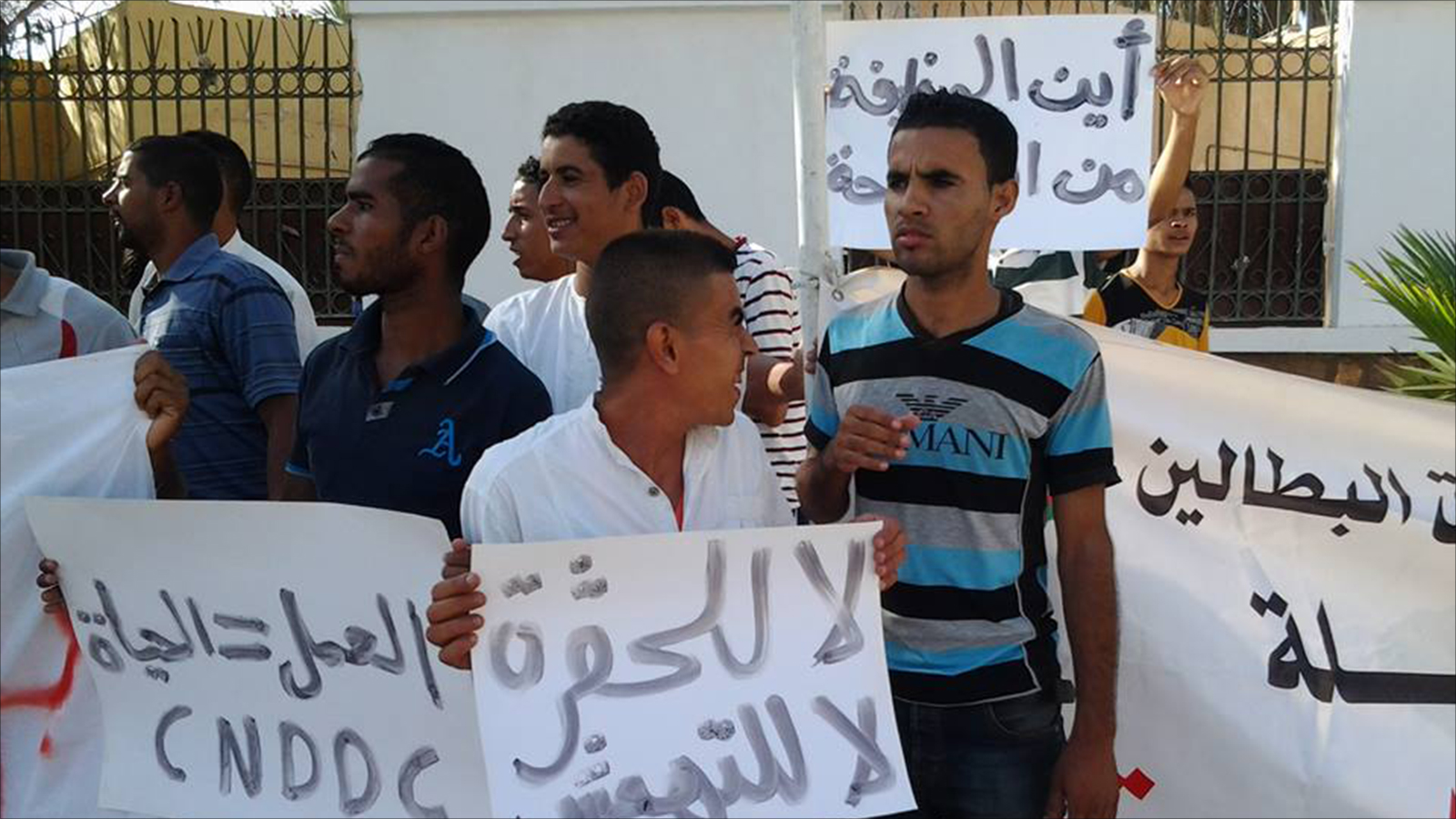 ‪احتجاج لشبان جزائريين مطالبين بالتوظيف في وقت تحتاج فيه الفلاحة لليد العاملة‬ (الجزيرة)