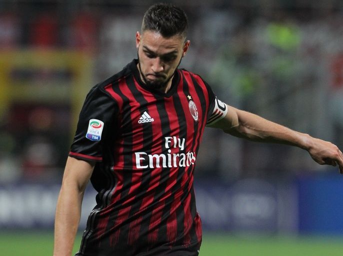 MILAN, ITALY - MAY 07: Mattia De Sciglio of AC Milan in action during the Serie A match between AC Milan and AS Roma at Stadio Giuseppe Meazza on May 7, 2017 in Milan, Italy. (Photo by Marco Luzzani/Getty Images)