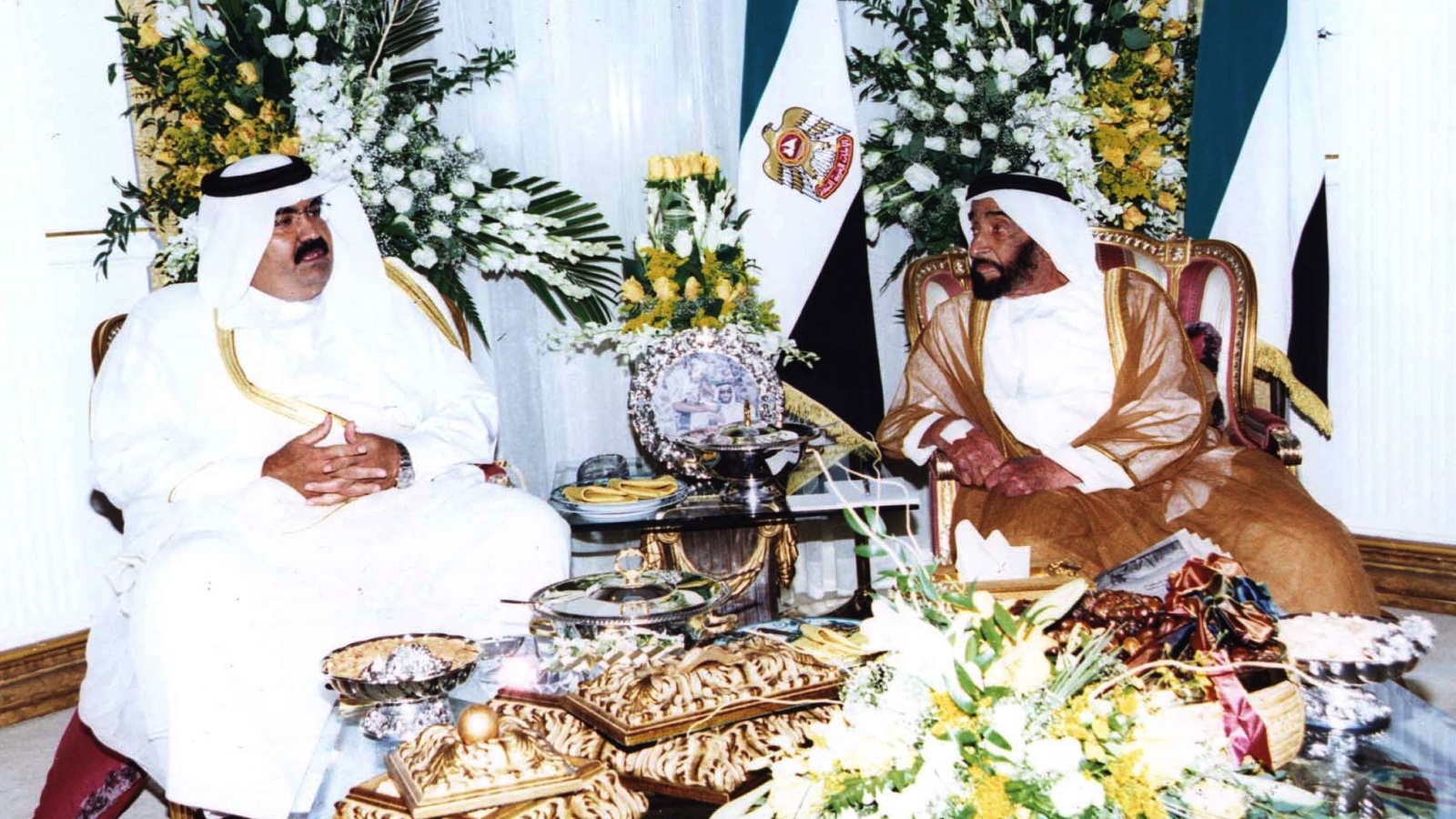  الشيخ حمد بن خليفة آل ثاني والشيخ زايد آل نهيان 1999 (رويترز)