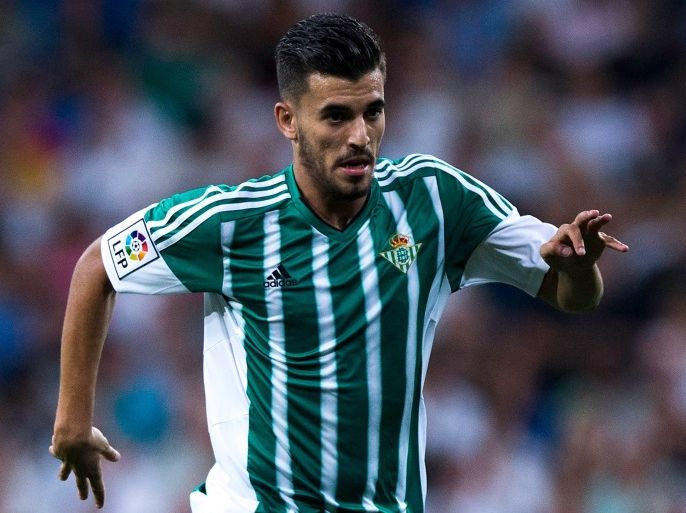 MADRID, SPAIN - AUGUST 29: Dani Ceballos of Real Betis Balompie controls the ball during the La Liga match between Real Madrid CF and Real Betis Balompie at Estadio Santiago Bernabeu on August 29, 2015 in Madrid, Spain. (Photo by Gonzalo Arroyo Moreno/Getty Images)