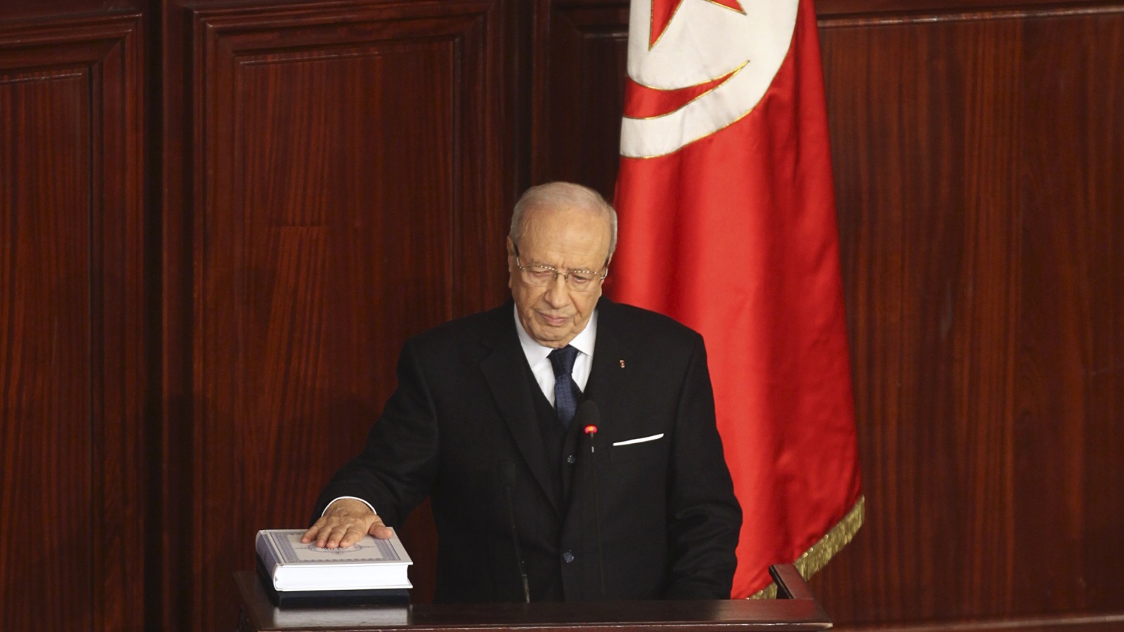  الباجي قايد السبسي يقسم اليمين الدستوري رئيسا لتونس في 31 سبتمبر 2014 (رويترز)