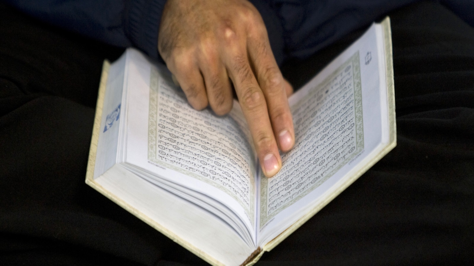 بالنسبة لإعجاز النص القرآني فقد أخرجته الدراسة من إطاره التقليدي من خلال الكشف عن روابط داخلية بين أجزاء النص القرآني تتيح إعادة قراءته مرارا وتكرارا