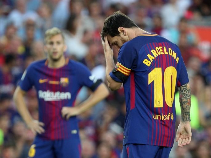 Soccer Football - La Liga - Barcelona vs Real Betis - Barcelona, Spain - August 20, 2017 Barcelona’s Lionel Messi with Barcelona replacing his name on the back of his shirt REUTERS/Sergio Perez