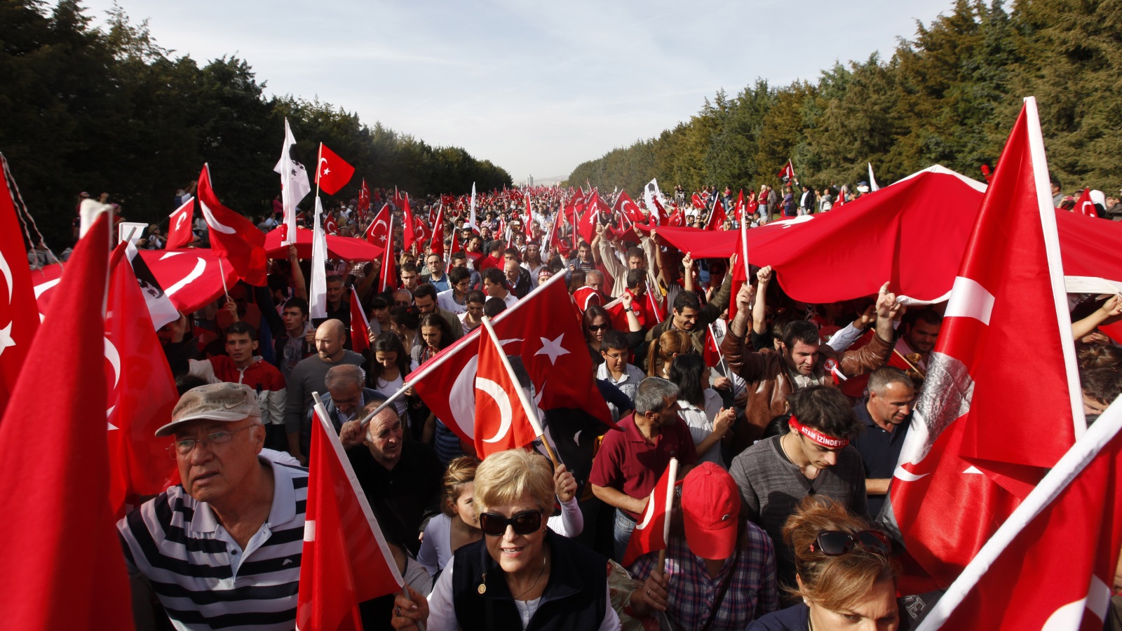 كان الرأي العام التركي، بما في ذلك كثيرين من المنتمين للعدالة والتنمية، معارضًا للخطط الأميركية، تمامًا كما كانت القيادات في الجيش التركي