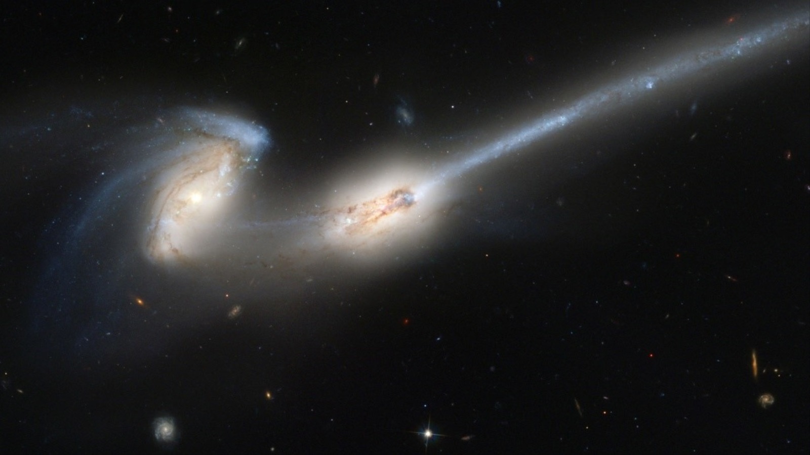 على بعد 300 مليون سنة ضوئية يمكن أن نرصد هذا الإندماج بين مجرتي NGC4676، التجمع الذي سمي 