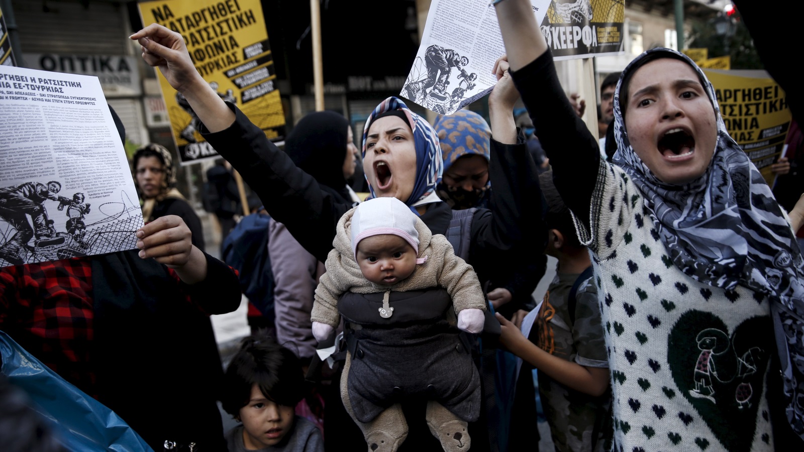 مظاهرة للاجئين في إحدى المدن اليونانية (رويترز)