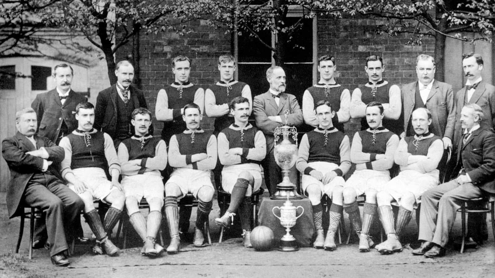 أستون فيلا موسم عام 1896-97 بعد الفوز بلقب الدوري الإنجليزي وكأس الاتحاد (مواقع التواصل)