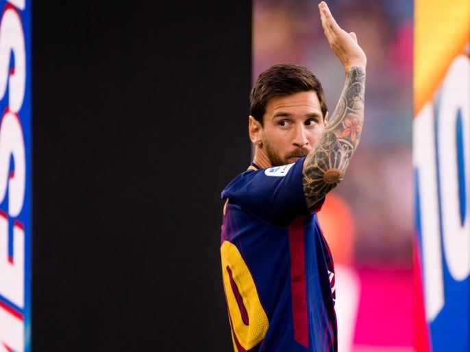 BARCELONA, SPAIN - AUGUST 07: Lionel Messi of FC Barcelona waves to the crowd as he enters the pitch ahead of the Joan Gamper Trophy match between FC Barcelona and Chapecoense at Camp Nou stadium on August 7, 2017 in Barcelona, Spain. (Photo by Alex Caparros/Getty Images)
