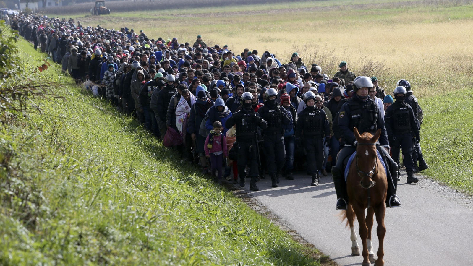 مجموعة من اللاجئين إلى أوروبا عام 2015  (رويترز)