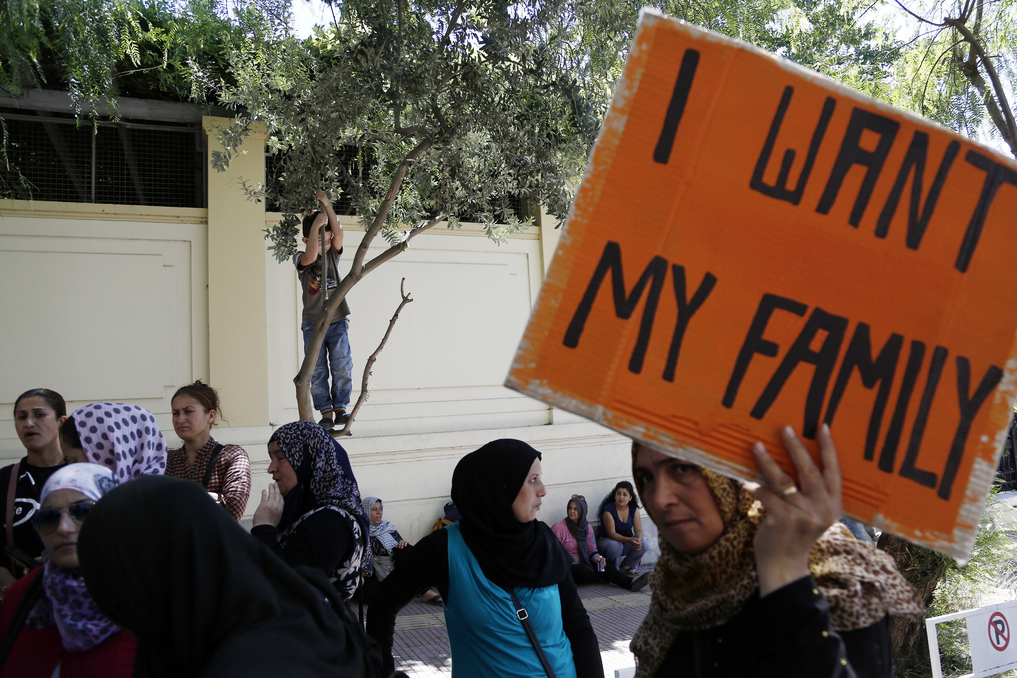 مظاهرة للاجئين أمام مبنى السفارة الالمانية بالعاصمة اليونانية أثينا  (وكالة الأنباء الأوروبية)