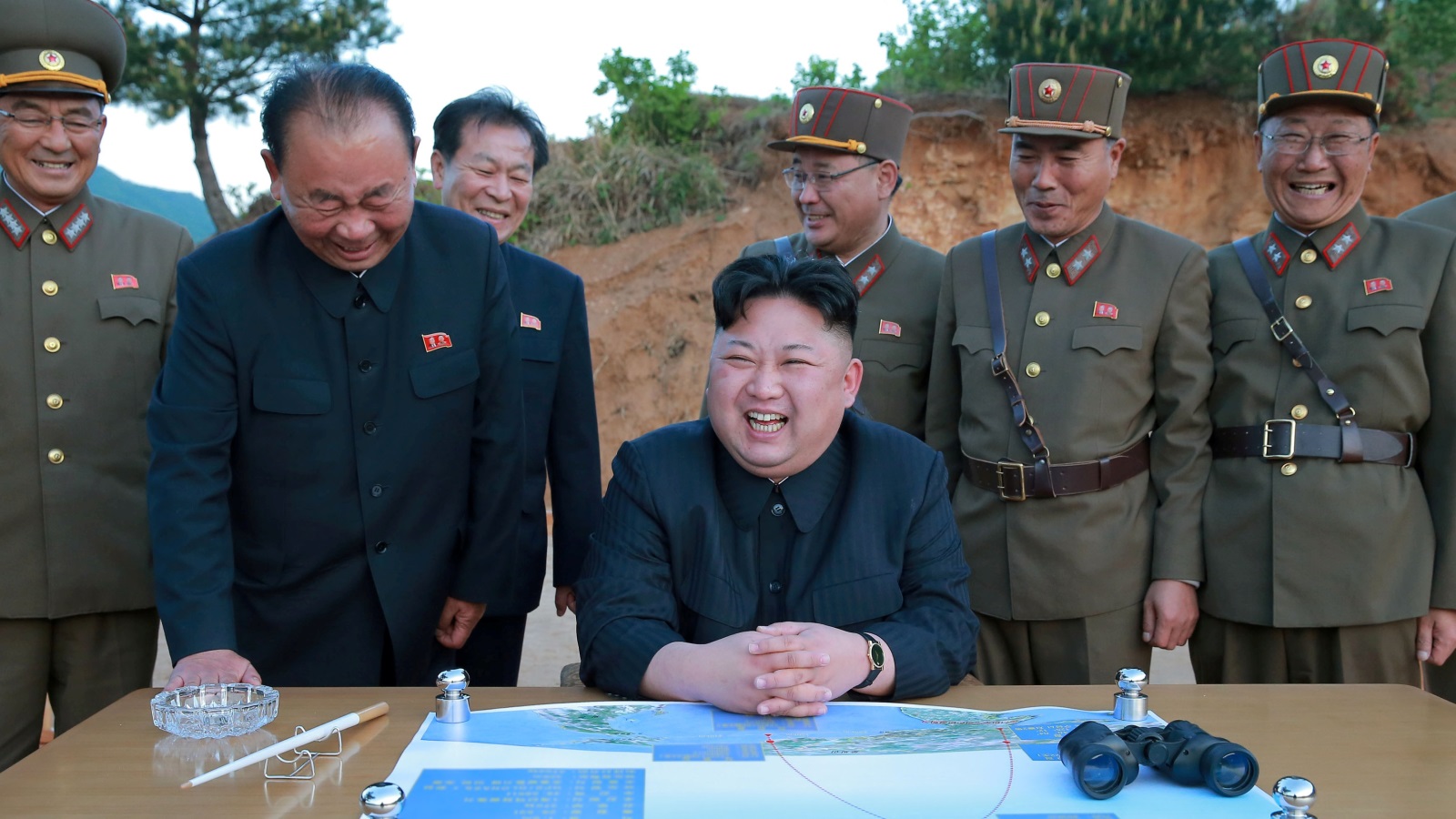 المسؤولان الأميركيان قالا إن الزعيم الكوري (وسط) يسعى لتطوير صاروخ بالستي لمنع أي هجوم على بلاده (رويترز)