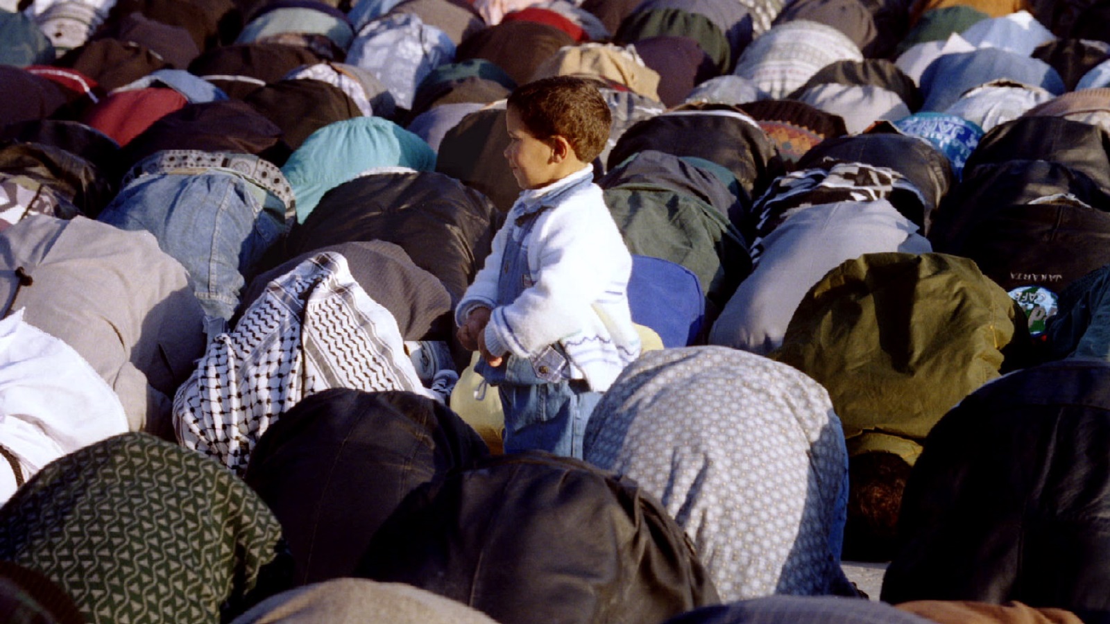 الجمعة في المسجد الأقصى عيد إسلامي يشترك فيه الرجال والنساء والأطفال؛ الآباء والأمهات في صلاة، والأطفال في رحاب الحرم يمرحون