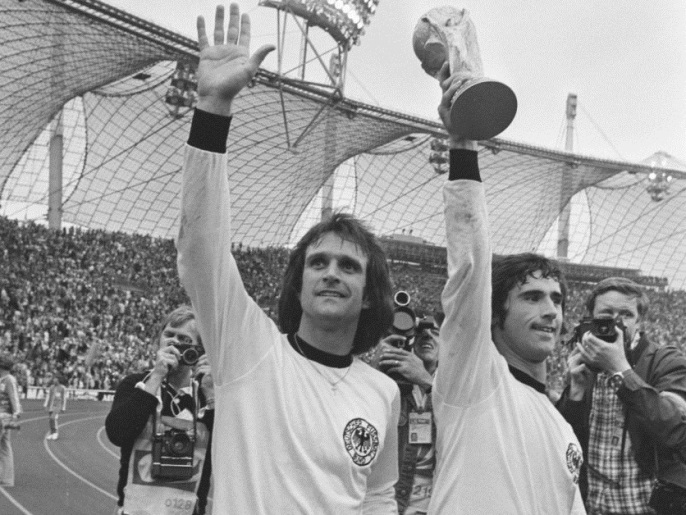  غيرد مولر يحمل كأس العالم سنة 1974 (مواقع التواصل)