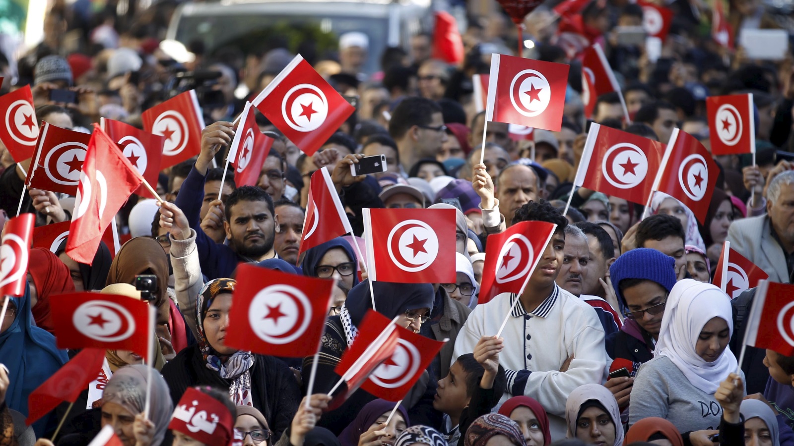 على الأقل في تونس يمكن لمواطنيها رفض أي قانون بأي طريقة كانت، بالتظاهر والكتابة والغناء والأشعار، ولن يسجن أحدهم لأنه عبّر عن رأيه!
