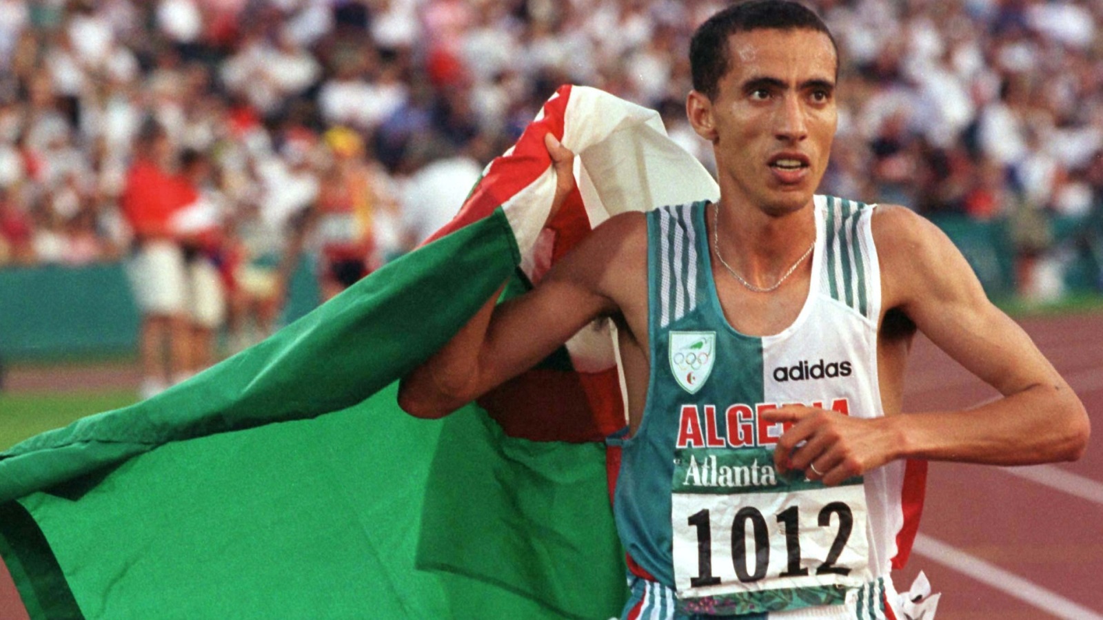 نور الدين مرسلي يحتفل بفوزه بالميدالية الذهبية في نهائي 1500 متر للرجال عام 1996 (رويترز)